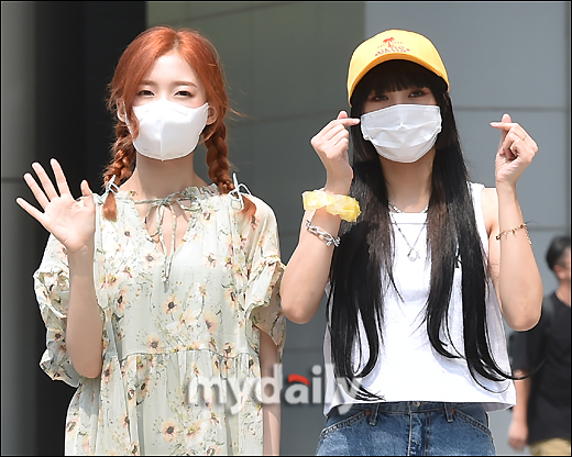 [MD포토] 오마이걸 아린-미미, 하트와 손인사