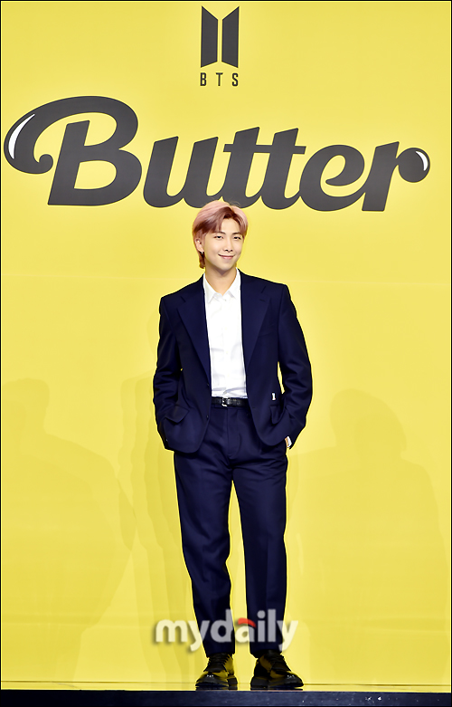 [MD포토] 방탄소년단 RM,훤칠한 기럭지