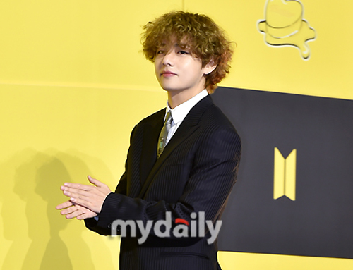 방탄소년단 뷔, 뽀글머리 변신 인생에 딱 한번 할 수 있는 헤어 [MD동영상]