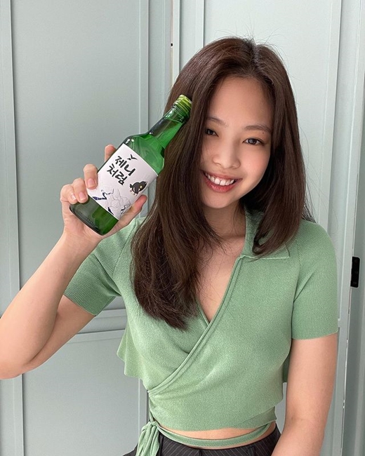 블랙핑크 제니, 소주병 들고 함박웃음…러블리 작렬