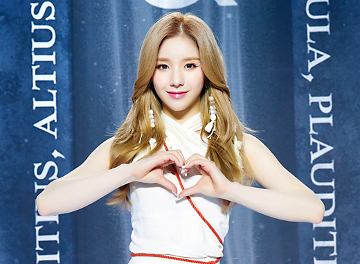 [MD포토] 이달의 소녀 희진 심쿵 하트 포즈