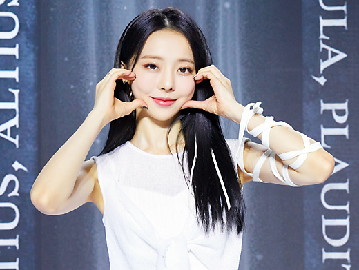 [MD포토] 이달의 소녀 비비 광대 승천 볼 하트