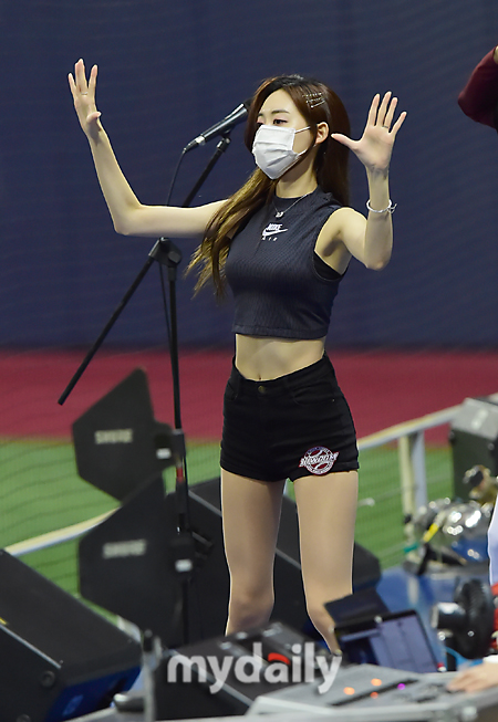 치어리더 실물 체감샷…허리 굵기 실화야? [MD화보]