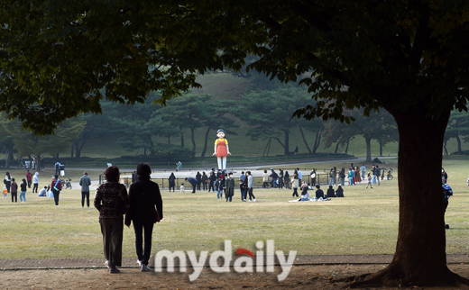 [MD포토] 올림픽공원 88잔디마당에 등장한 오징어게임 영희