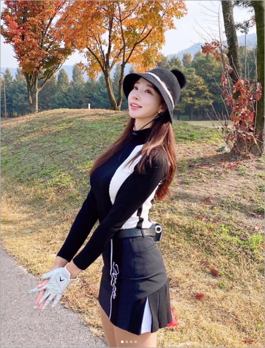 진달래 낙엽에 물든 골프장서 선보인 골프 패션