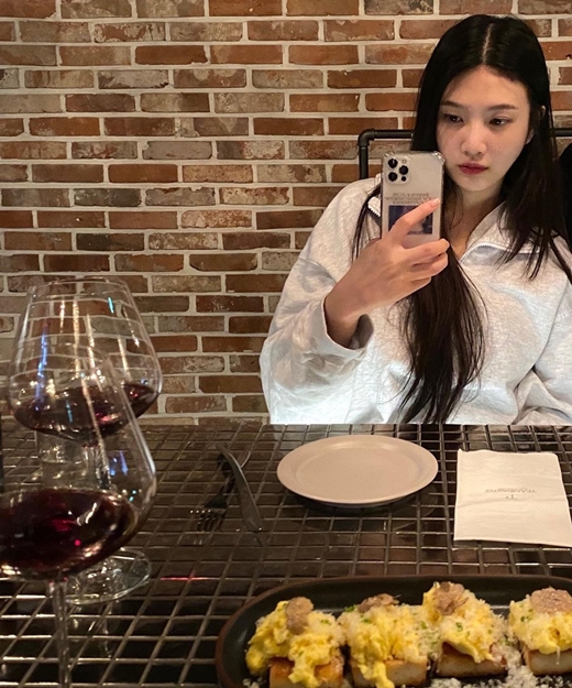 조이, ♥크러쉬 만났나…하트 날리며 와인 데이트