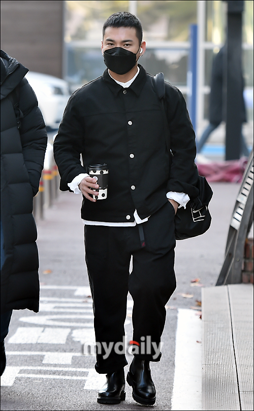 [MD포토] 이정, 커피 들고 여유있는 출근길