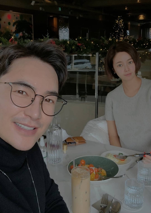 임신 황정음, 배 감싼 다정한 손길…화기애애 외출