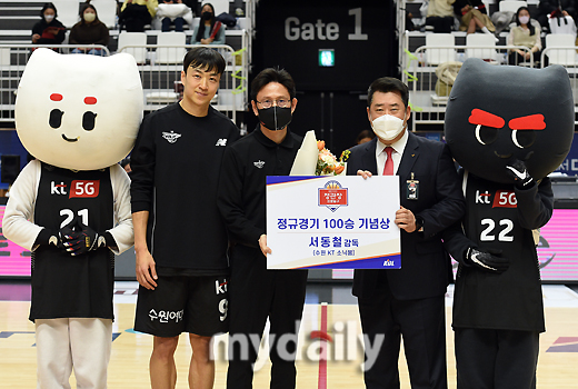 [MD포토] 서동철 감독 KBL 통산 100승 기념상