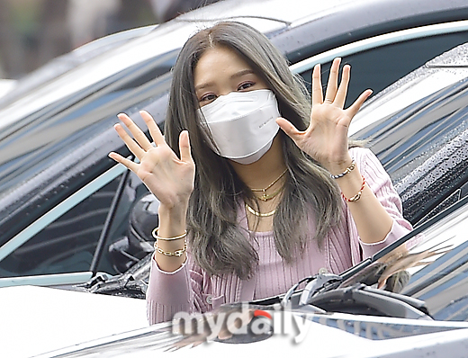 [MD포토] 오마이걸 미미 화사한 손인사