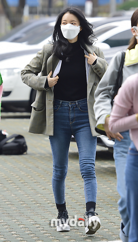 [MD포토] 오마이걸 유빈 스키니 재킷 패션