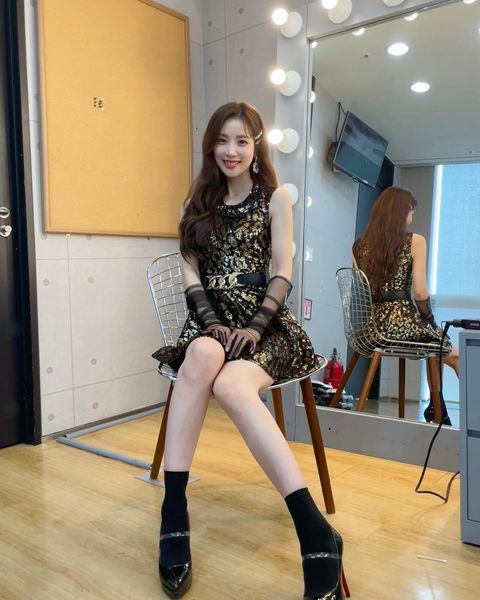 신예 화연, 미모도 꽃핀다…MBC 대기실 셀카도 러블리