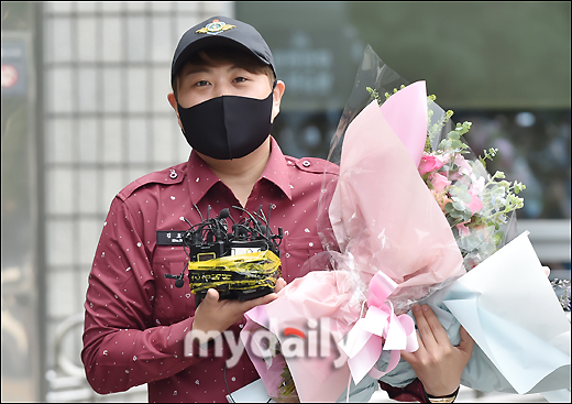 소집해제 김호중, 팬들 환호 속 마지막 퇴근길…느낀점 많아 소감 [종합]