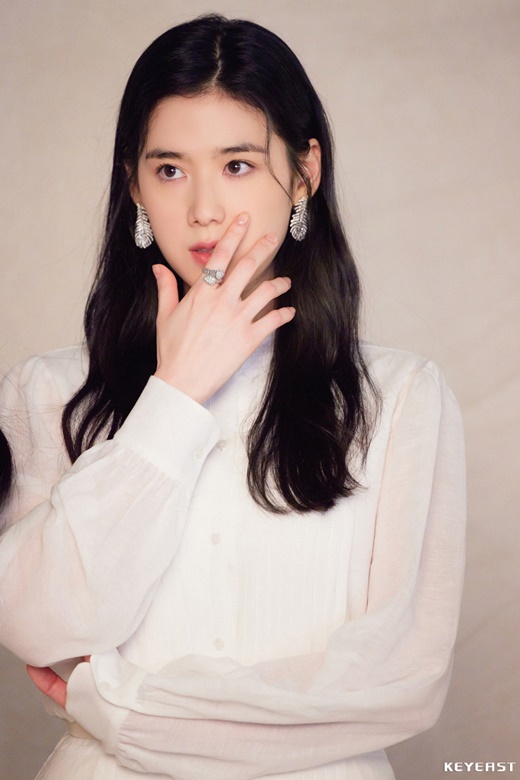 정은채, 안나 현주의 화려한 이목구비