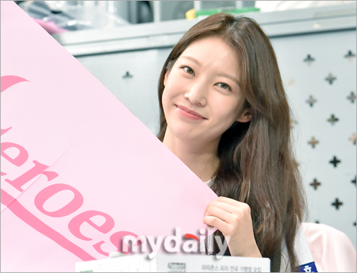 [MD포토] 공승연 응원 깃발도 미소도 핑크빛