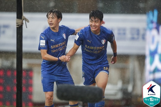 [MD현장] 오현규 퇴장 슈퍼매치, 빗속 난타전 0-0무...수원 10위·서울 8위