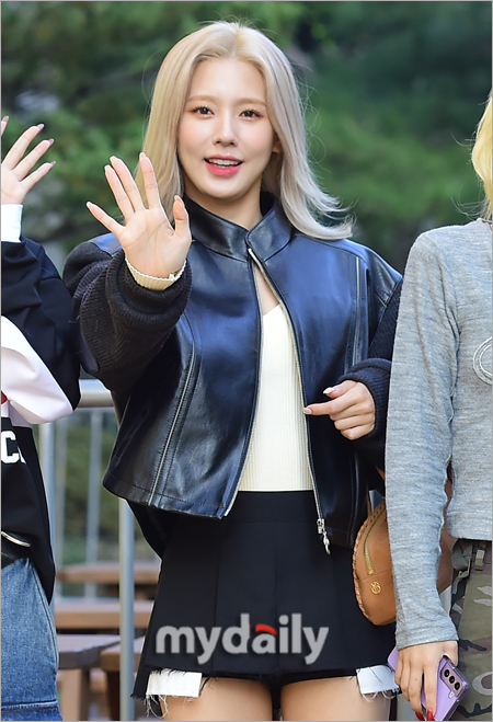 [MD포토] (여자)아이들 미연 미소로 반기는 인사