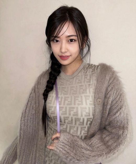 안유진, 명품 F사 풀 스타일링…글래머에 고급스러워