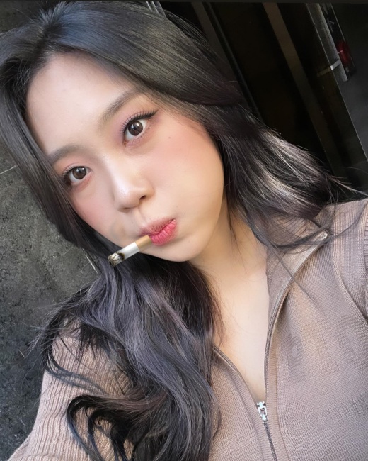 이영지, '담배 셀카' 공개하며 