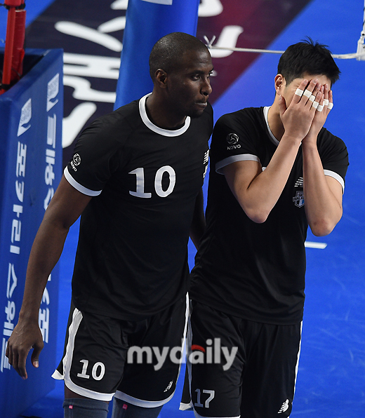 [MD포토] 박상하를 위로하는 오레올