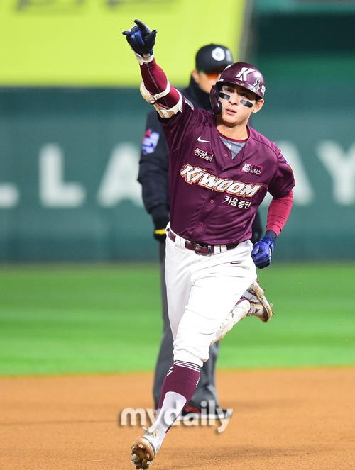 KBO 슈퍼스타 이정후, 시장 뒤흔든다…야구천재 MLB.com 메인 장식