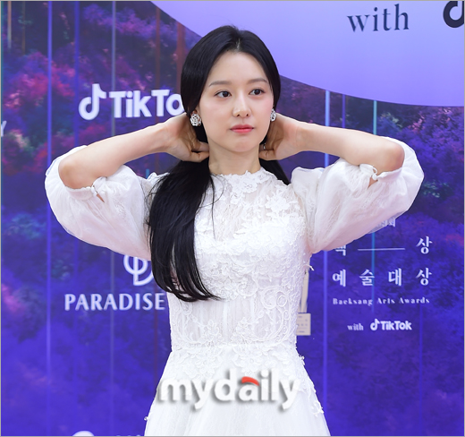 [MD포토] 김지원 머리 넘기기로 매력 발산