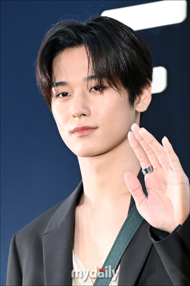 [MD포토] 더보이즈 주연, 입덕을 부르는 손인사