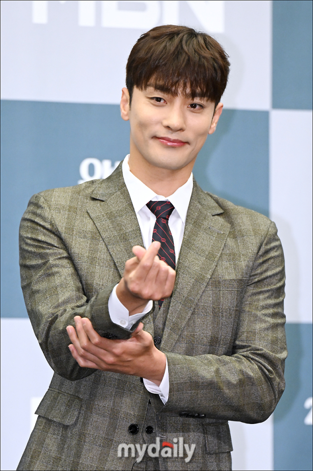 [MD포토] 성훈, 공손한 미니하트
