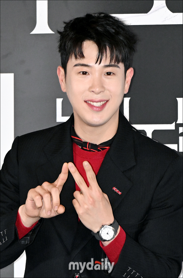 [MD포토] 피오, 손가락으로 만드는 뉴 노멀의 N