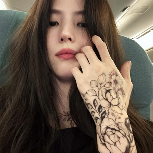 한소희, 손등→다리 과감한 꽃 타투…독보적 퇴폐미  [MD★스타]