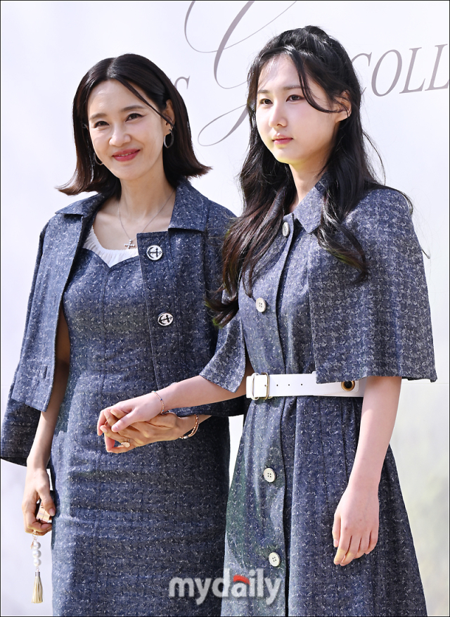 [MD포토] 오현경, 딸 손 꼭 잡고~