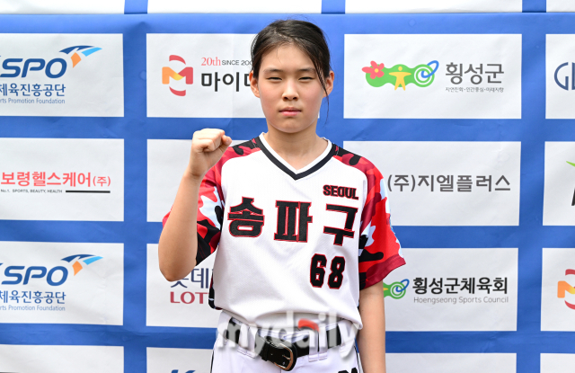 으악 남자 투수가 던진 공에 맞은 여자 선수...홍일점 여자 선수...야구 열정만큼은 뒤처지지 않는다 [유진형의 현장 1mm]