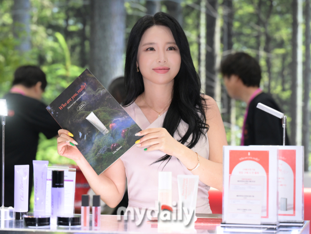 한국투자증권 ‘직원 4명·7억 적자’에도 홍진영 회사 ‘아이엠포텐’ 상장 추진