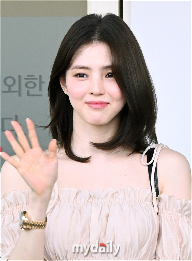 [MD포토] 한소희, 사랑스러운 손인사