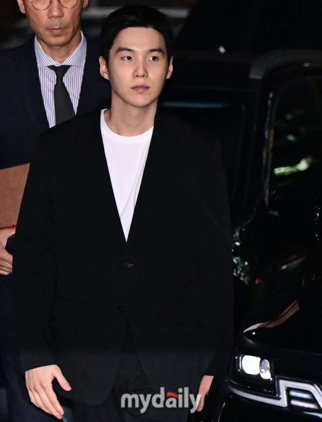 [MD포토] 무거운 얼굴로 경찰서 출석하는 BTS 슈가