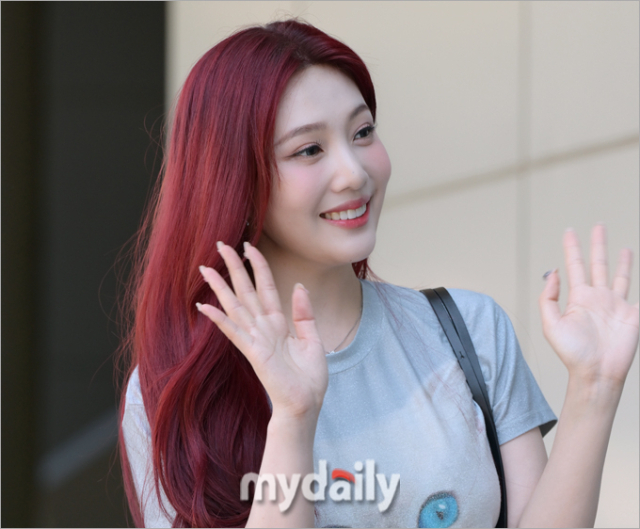 [MD포토] 레드벨벳 조이 입술도 헤어도 와인빛 예쁨