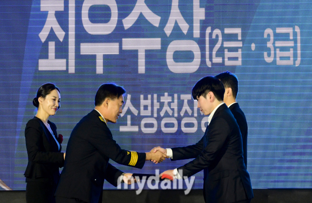 [MD포토] 소방안전관리대상 2급.3급 최우수상 수상한 한국주택금융공사 HF미래인재원 안덕석 소방안전관리자