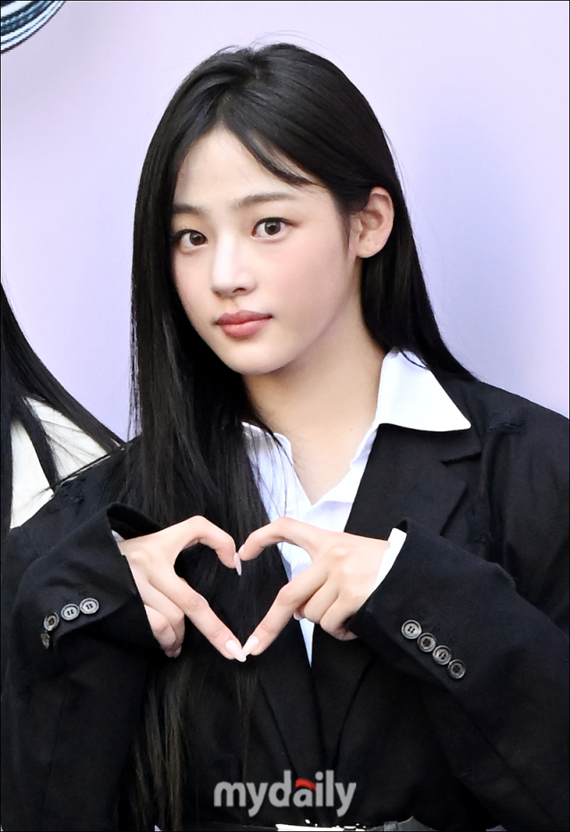 [MD포토] 뉴진스 민지, 귀여운 손하트