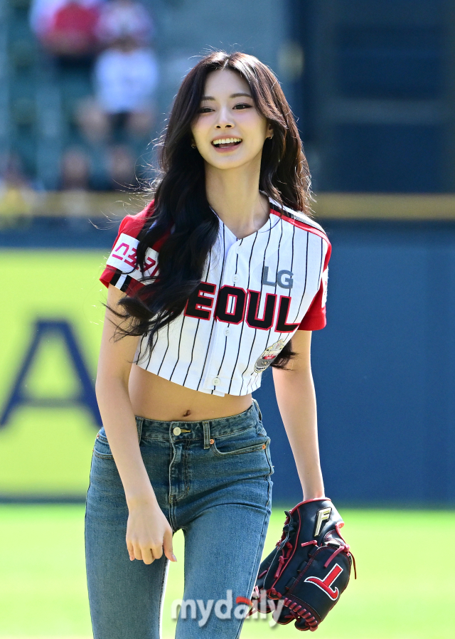 [MD포토] 트와이스 쯔위 '마운드 위의 미녀 시구'