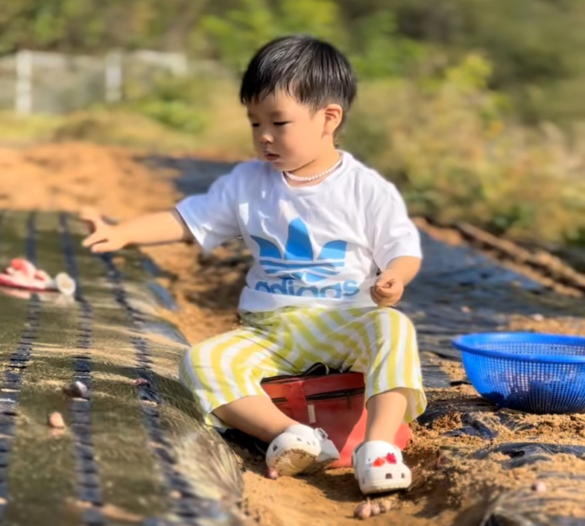 홍현희♥제이쓴 子 준범, 친가 900평 밭에서 꼬마 농부 변신 기특