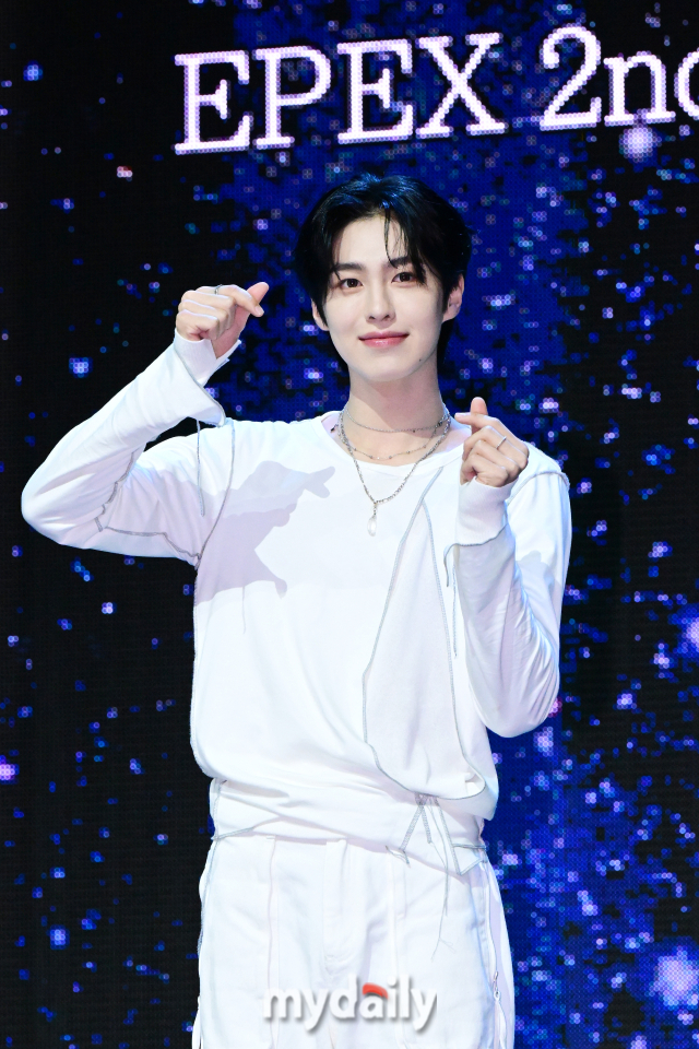 [MD포토] 사슴 눈망울 에이든 2집으로 돌아왔어요