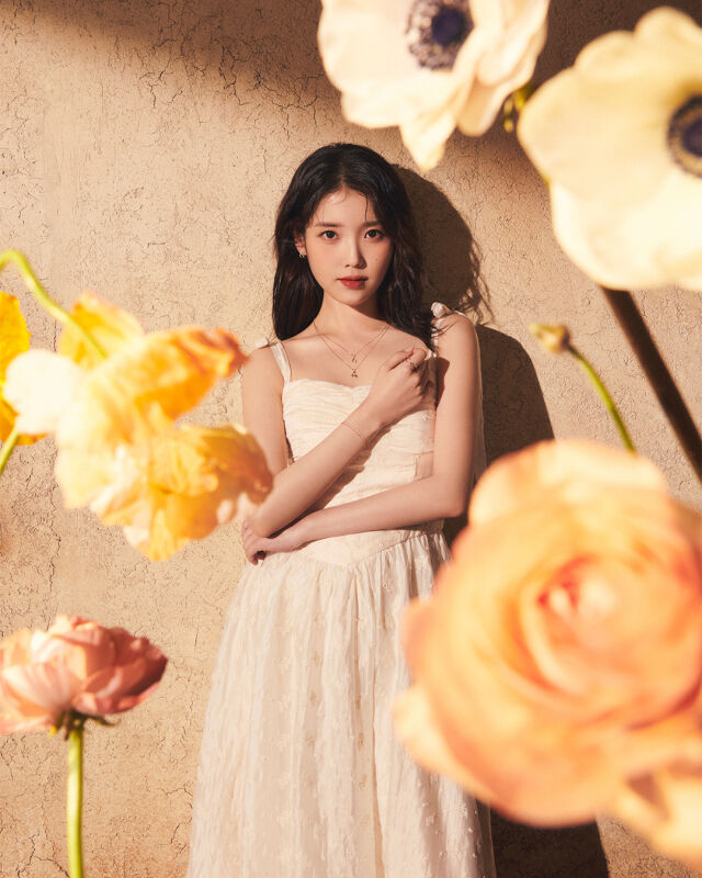 아이유, 화이트데이 선물 주고 싶은 비주얼…봄 여신이네