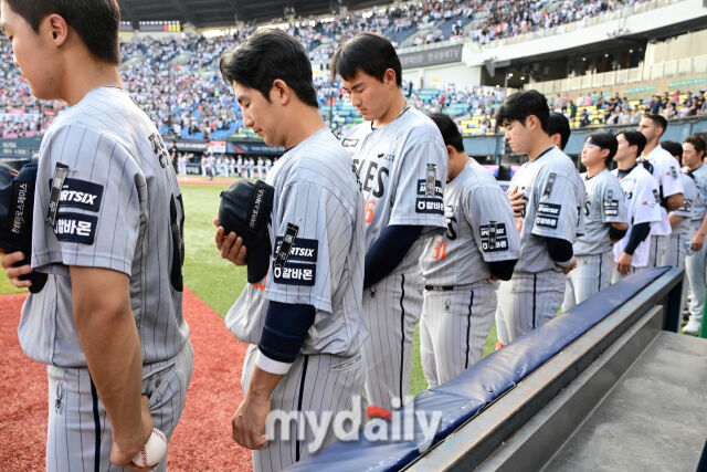 [MD포토] 한화 선수단 '한화에어로스페이스 참사 추모 근조 리본 달고 국민의례'