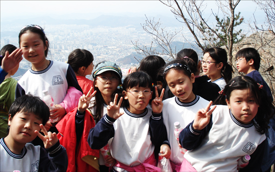 “정상에서 바라본 대구 너무 멋져요.”