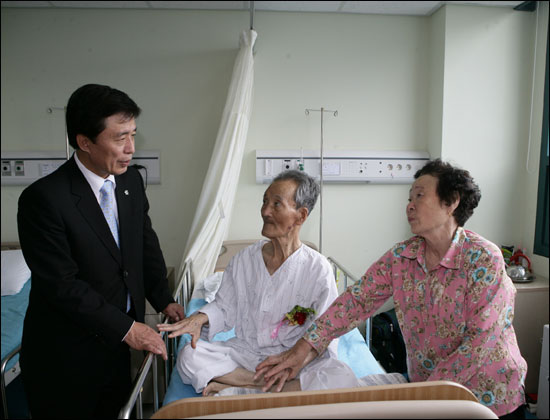 <동정>김범일 대구시장 보훈병원 방문 국가유공자 격려