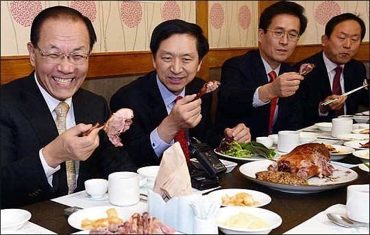 <포토>오리 시식하는 새누리