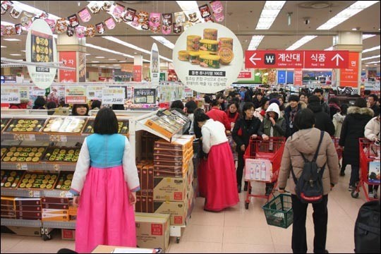 설 맞이하는 대형마트 웃음꽃…할인도 풍성