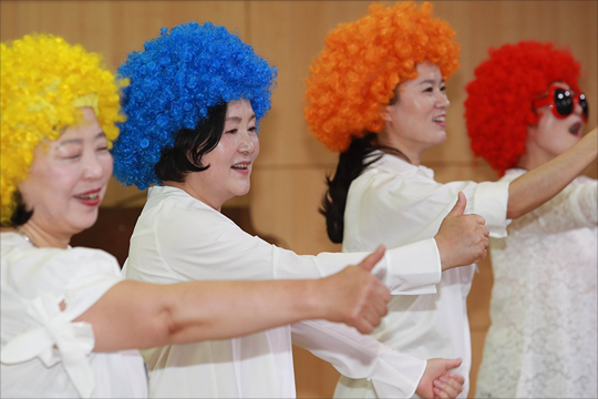 <포토> 어르신들 앞에서 율동하는 문재인 부인 김정숙