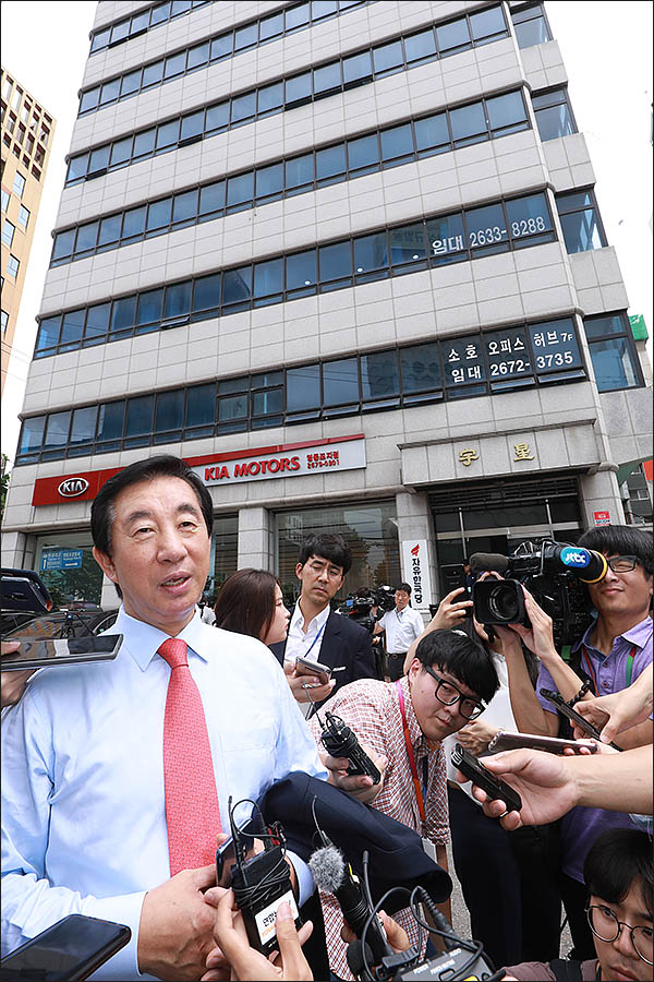 <포토>영등포 신당사 앞에 선 김성태