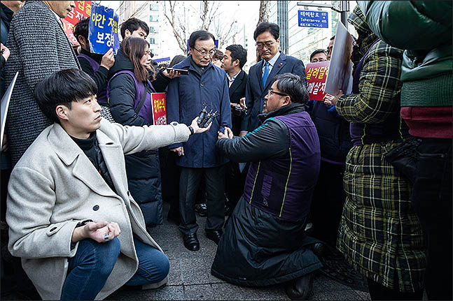 <포토>BGF리테일 본사 앞에서 농성 중인 CU편의점주들 만난 이해찬